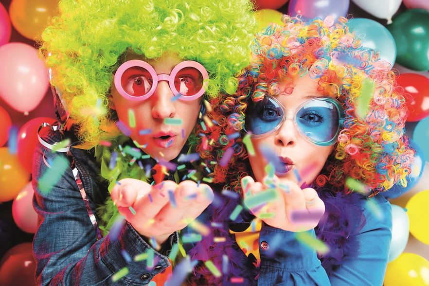2 Karnevalsjecken mit bunter Brille und bunter Per&uuml;cke