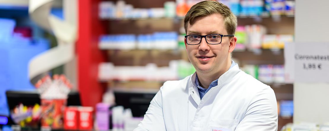 Portr&auml;t von Felix Vogel in seiner Apotheke