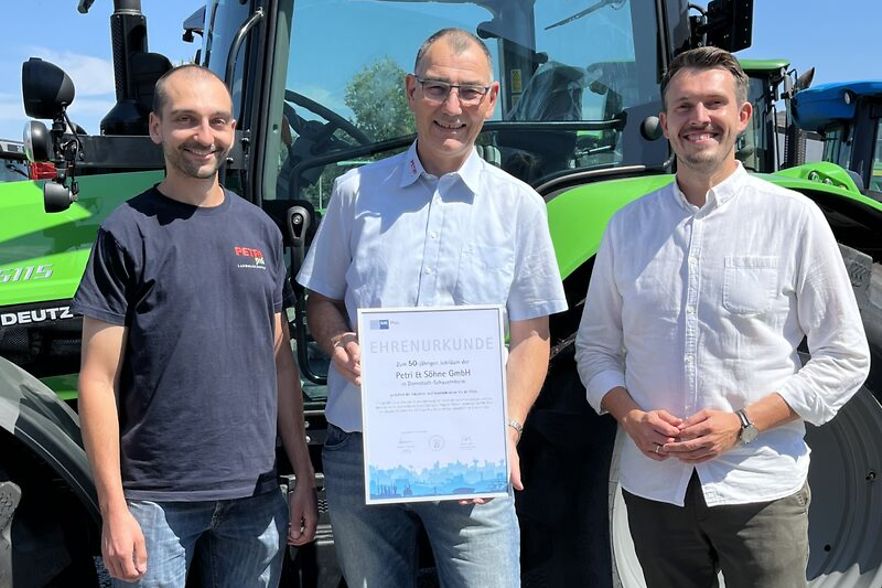 Fabian Petri, Reiner Petri und Tim Wiedemann (vlnr.) bei der Urkunden&uuml;bergabe.