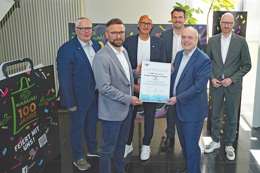 Tim Wiedemann, J&uuml;rgen Vogel und Jonas Klein mit dem Vorstand von WASGAU bei der Urkunden&uuml;bergabe.