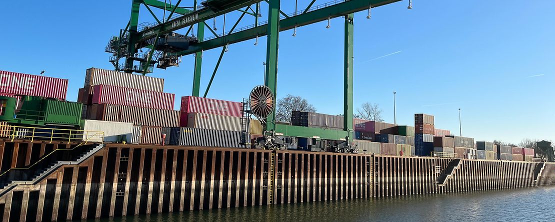 Containerstapel am Gernsheimer Hafen 