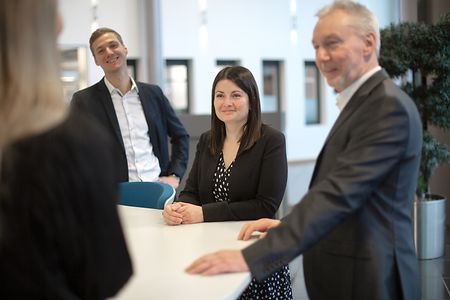 Gruppe von Menschen im Gespr&auml;ch