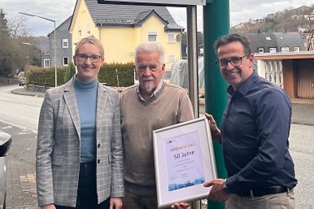 Urkunden&uuml;bergabe vor Fimenschild mit Aufschrift Jung B&uuml;rotechnik