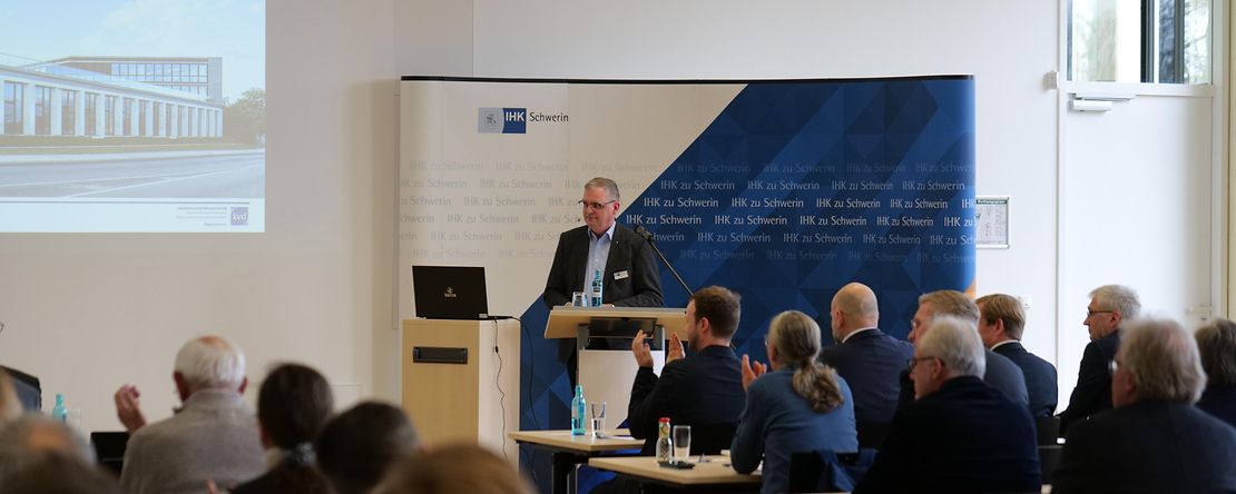 Konferenzraum mit sitzenden Teilnehmern