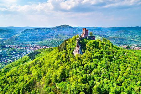 Luftaufnahme von Burg Trifels im Pf&auml;lzer Wald