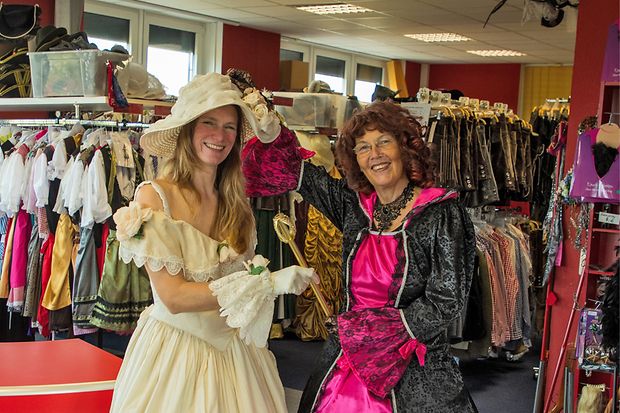 Zwei Frauen haben sich verkleidet mit historischen Ballkleidern