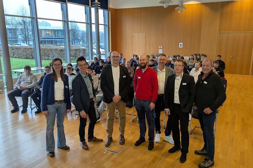 Das Foto zeigt Personen beim Auftakt der EnergieScouts OWL 2026.
