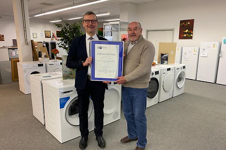 Dr. Martin Kammerer und Willibald Fuchs mit der IHK-Ehrenurkunde