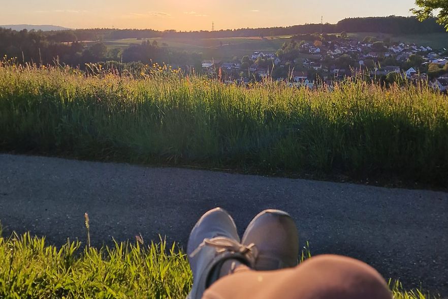 Beim Gehirn-Gassi-Gehen durch Wald und Wiesen l&auml;dt Linda Luk ihre Energie neu auf.
