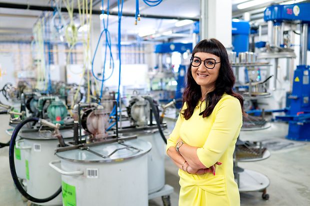 Foto einer Frau in einem industriellen Umfeld