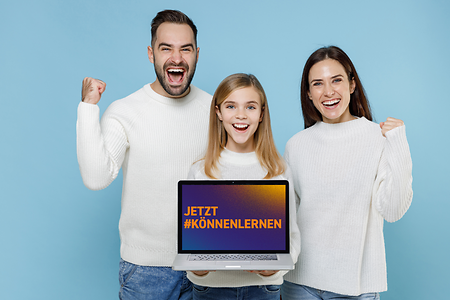 Eltern mit Kind, Kind h&auml;lt Laptop