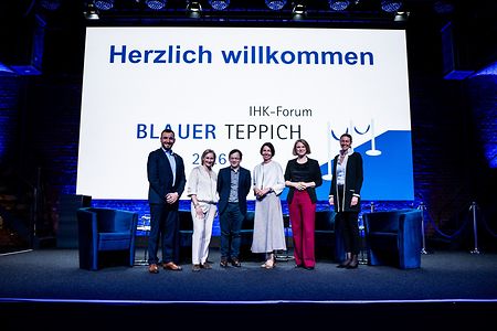 Die Teilnehmer auf dem Podium beim Blauen Teppich 2026