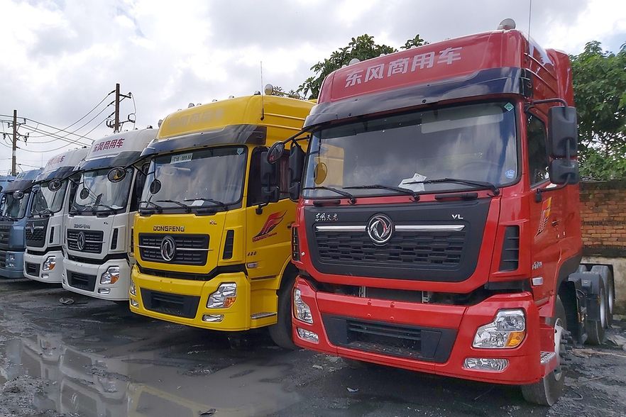 Lkw stehen auf dem Parkstreifen und warten auf Genehmigung der Weiterfahrt.