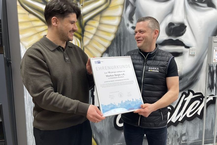 Taha Kuyucu &uuml;berreicht Markus Daigle eine Urkunde