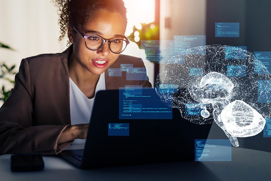 Junge Frau vor dem Laptop