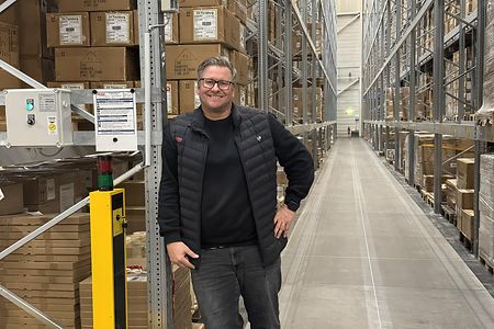 Torben Johannsen vom AK Transport & Logistik steht im Hochregallager der ORION Erotik Fachgesch&auml;fte GmbH & Co KG
