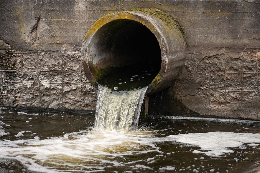 Abwasser str&ouml;mt aus einem Rohr in ein Gew&auml;sser