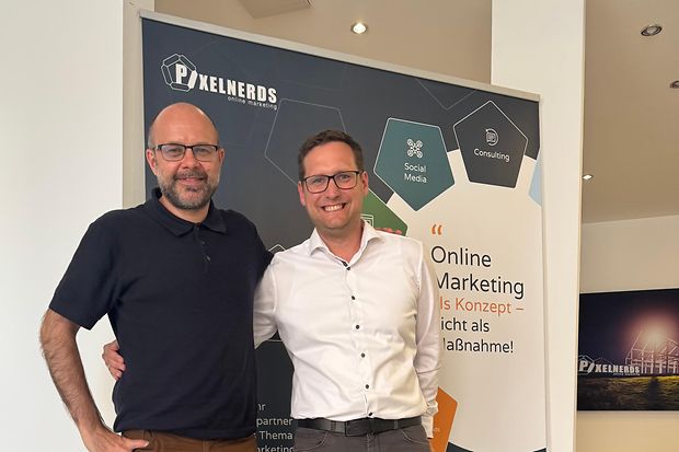 Team der Pixelnerds blickt l&auml;chelnd in die Kamera.