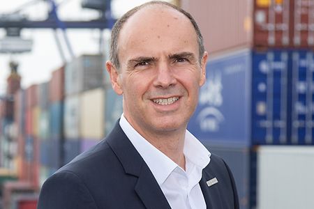 Man sieht einen mittelalten Mann.