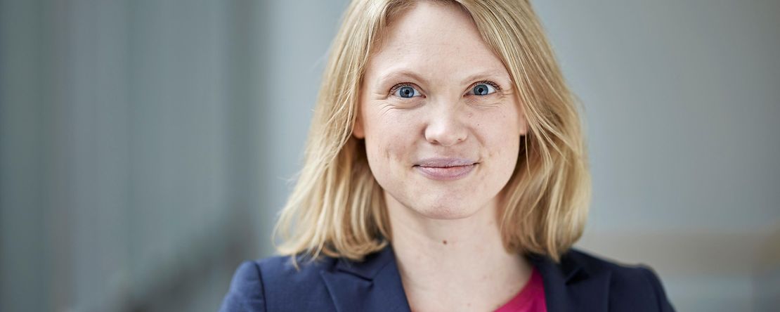 Frau l&auml;chelt in Kamera