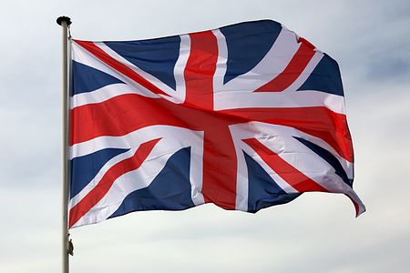 Die Flagge von Gro&szlig;britannien flattert im Himmel