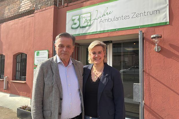 Ein Mann und eine Frau stehen vor einem Geb&auml;ude. 