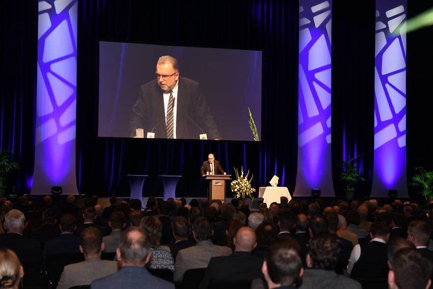 Siegfried Russwurm spricht vor Publikum beim Unternehmertag OWL