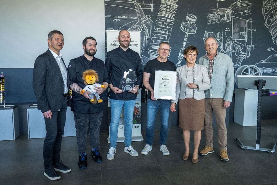 Gruppe von ausgezeichneten Personen mit dem Zertifikat &bdquo;Schmeck den S&uuml;den&ldquo;-Genuss au&szlig;er Haus.