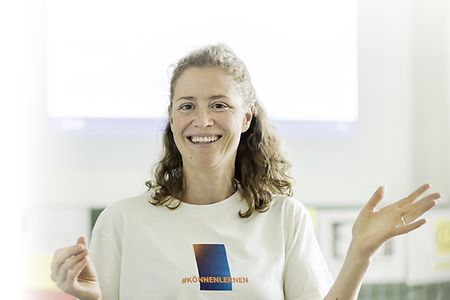 Frau, die f&uuml;r die Ausbildungsbotschafter verantwortlich ist. Sie lacht.