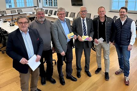 Sechs Herren schauen in die Kamera.