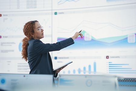 Eine Frau zeigt eine Grafik 