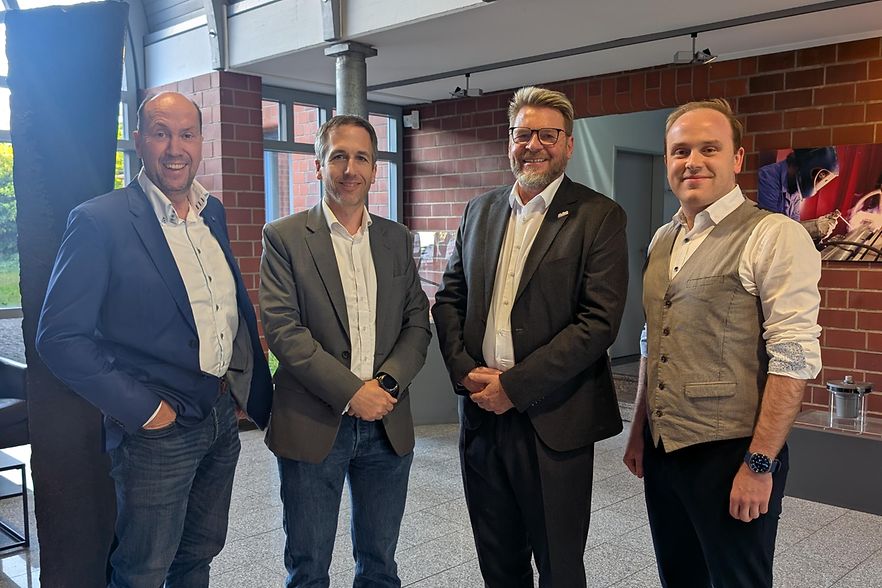 Das Foto zeigt Menschen beim Kommunalen Wirtschaftsgespr&auml;ch in Oerlinghausen.