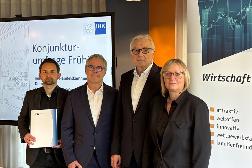 Das Foto zeigt vier Menschen bei der Vorstellung von Ergebnissen zur Konjunkturlage.