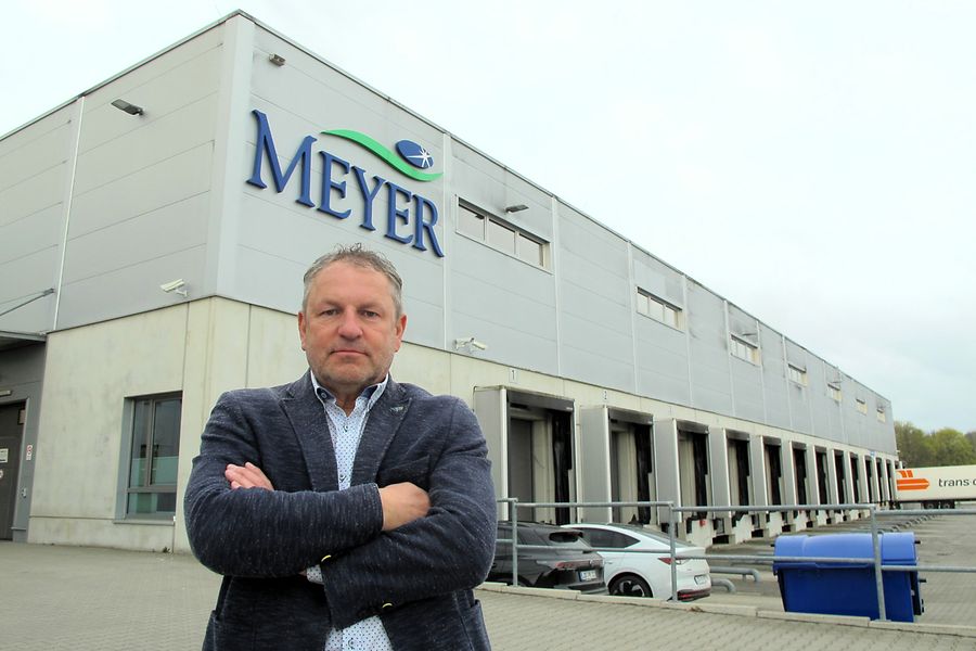 Bernd Cürten vor dem Hauptgebäude der Johann A. Meyer GmbH