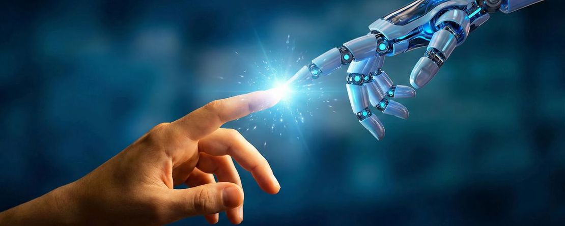 Roboterhand und menschliche Hand ber&uuml;hren sich am Zeigefinger