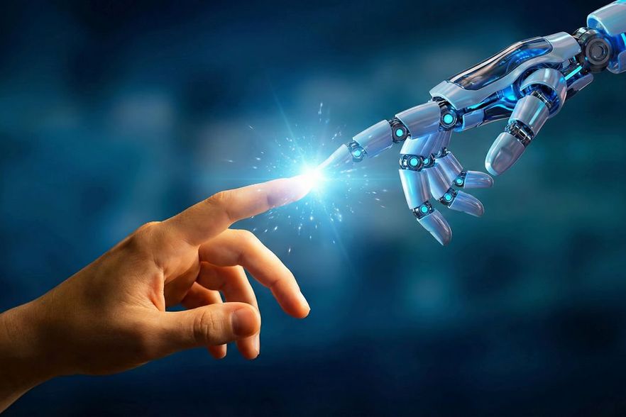 Roboterhand und menschliche Hand ber&uuml;hren sich am Zeigefinger