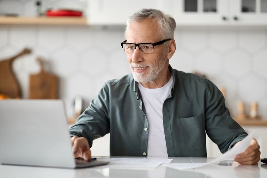 Business,After,Retirement.,Portrait,Of,Smiling,Senior,Man,Working,With
