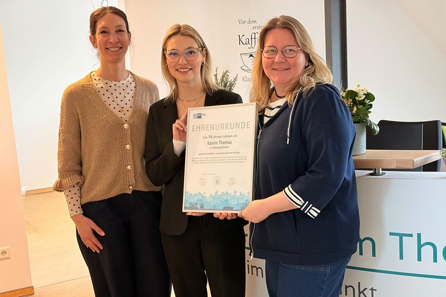 2026-04-14_Urkundenueberreichung-IHK-10Jahre_3