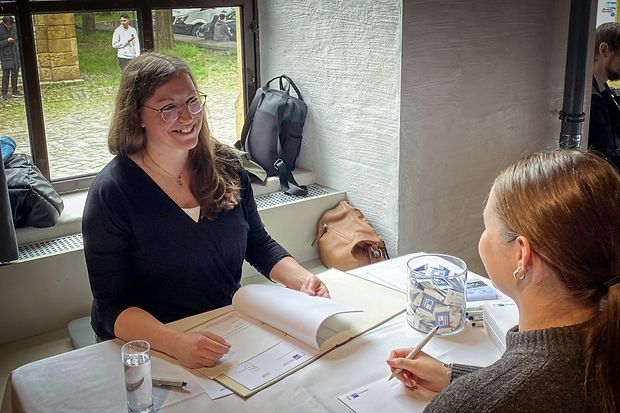 Teilnehmerin im Gespr&auml;ch beim Azubi-Speed-Dating