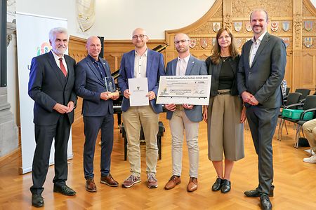 Gruppe pr&auml;sentiert Umweltpreis Sachsen-Anhalt mit Urkunde, Troph&auml;e und Scheck.