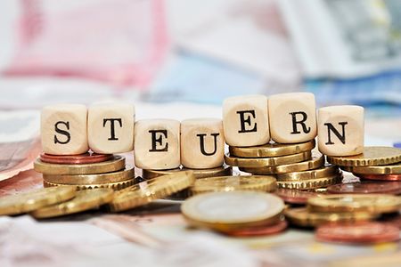 W&uuml;rfel mit der Aufschrift Steuern