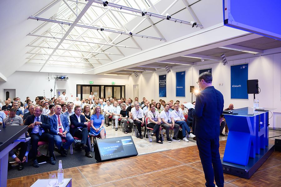 Blick in die Alte Schalterhalle bim Tag der Sicherheit