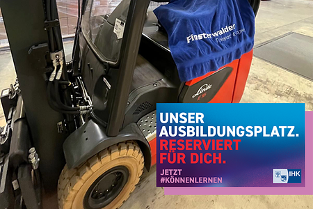 Gabelstapler in einer Lagerhalle mit Handtuch &uuml;ber dem Sitz; Werbetext &bdquo;Unser Ausbildungsplatz. Reserviert f&uuml;r dich.&ldquo;