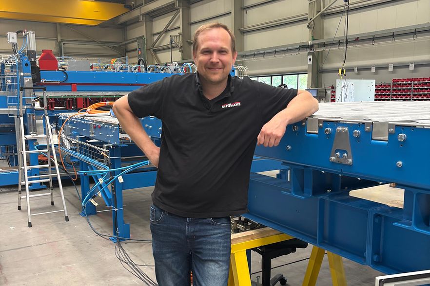 Torge Andresen steht angelehnt an eine Maschine.