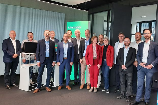 PM_102_Finanzausschuss_Gruppenfoto