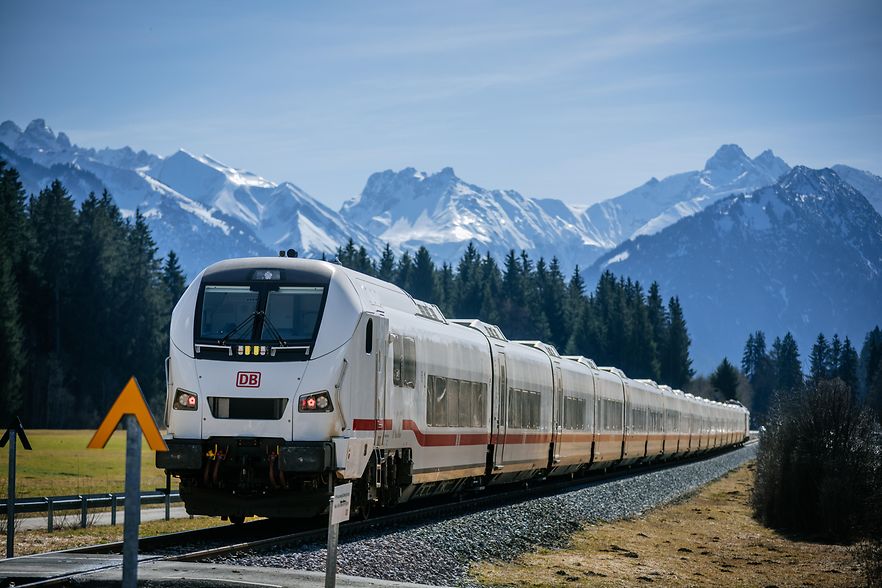 ICE L mit Baureihe 248.5 im Allg&auml;u