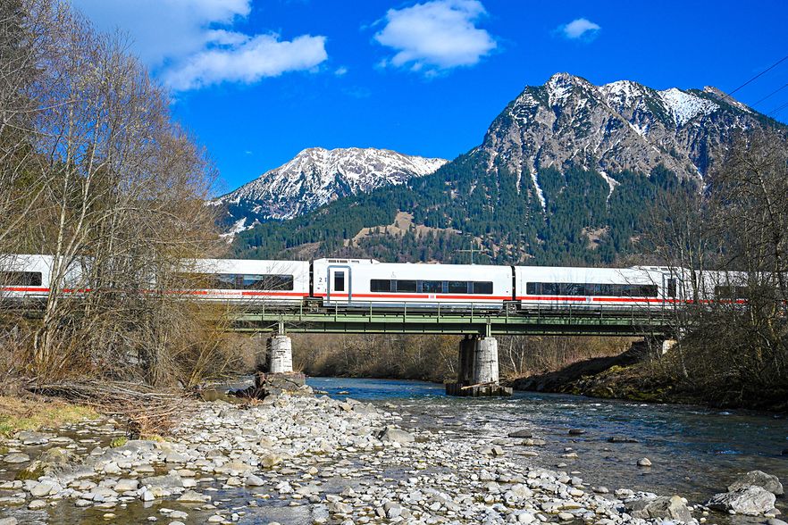 ICE f&auml;hrt &uuml;ber Br&uuml;cke durch die Berge