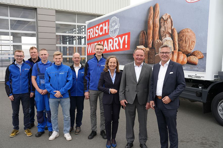 Gruppe vor B&auml;ckerei-Lkw auf dem Betriebsgel&auml;nde