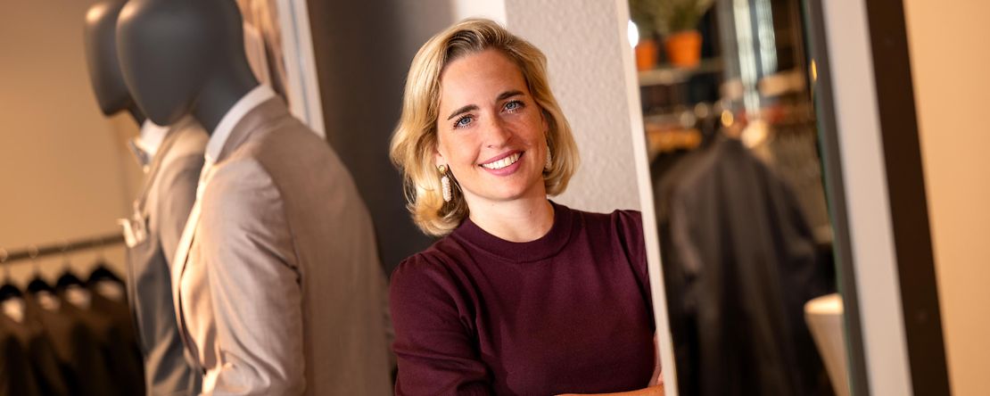 Junge Frau im Modegesch&auml;ft 