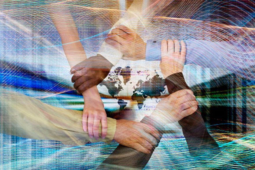 F&uuml;nf H&auml;nde unterschiedlicher Personen bilden ein Symbol f&uuml;r globale Zusammenarbeit.